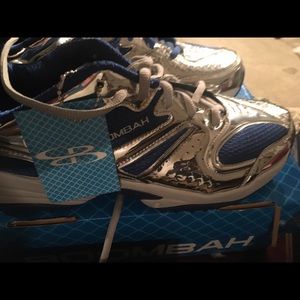 NWT  metallic soft ball shoes